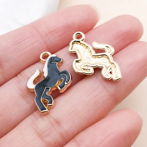 Macro de breloques cheval dorées avec émail noir et blanc pour bijoux DIY faits main
