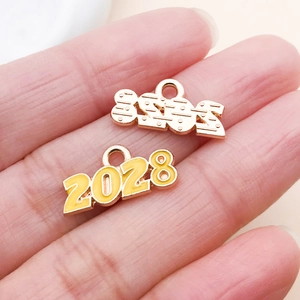 Details kleiner 2028 Zahlenanhänger mit gelber Emaille und Goldfinish für DIY-Bastelarbeiten