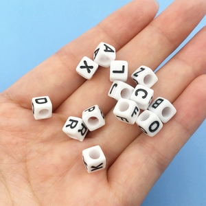 Cuentas de cubo blancas de acrílico 6x6mm con letras negras para pulseras y collares