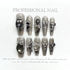 Faux Ongles à Presser Gothiques Sombres Faits à la Main Midnight Butterfly Ongles Cercueil Longs Avec Nœud en Métal Cœur Strass Femmes