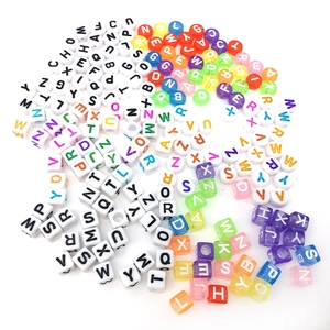 Nahaufnahme bunter Acryl-Alphabetperlen in runder und quadratischer Form für Bastler