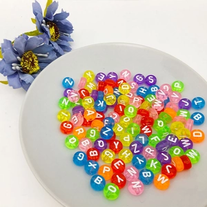 Bunte Acryl-Buchstabenperlen für DIY-Schmuckherstellung in einer weißen Schale