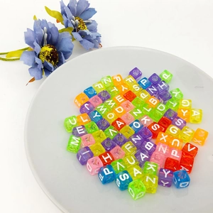 Bunte transparente Acryl-Alphabet-Würfelperlen für DIY-Schmuck und Armbandherstellung