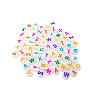 Bunte Acryl-Alphabet-Perlen Set mit runden weißen Buchstabenperlen für DIY Armbänder