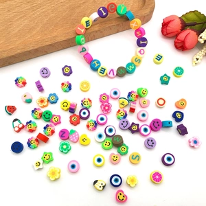 Mélange de perles en pâte polymère colorées avec fruits et lettres pour bracelets DIY