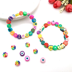 Détail de perles en pâte polymère colorée avec fruits et smileys pour bijoux DIY