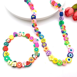 Détail de l'ensemble collier et bracelet en argile polymère avec motifs de fruits variés