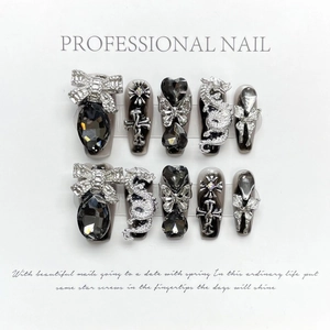 Faux Ongles Gothiques Sombres de Luxe Avec Charmes 3D Dragon Papillon Croix Métal Noir Argent Métallisé pour Femmes