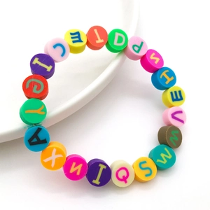 Vue macro de perles alphabet colorées en argile polymère pour bijoux DIY et bracelets