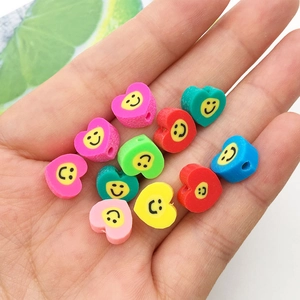 Perles colorées en pâte polymère en forme de cœur avec sourire pour bijoux sur la main
