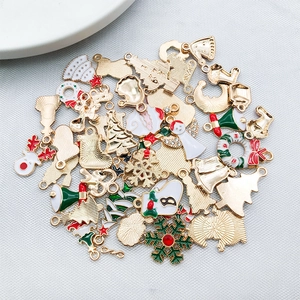 Nahaufnahme von gemischten Weihnachtsanhängern aus Emaille mit Bäumen und Schneeflocken