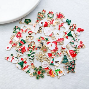Flachbild von bunten Weihnachts-Emaille-Anhängern wie Weihnachtsmann und Elch für DIY-Schmuck