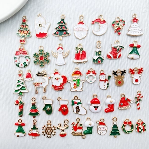 Draufsicht auf farbenfrohe Emaille-Weihnachtsanhänger mit Goldbeschichtung und Festmotiven