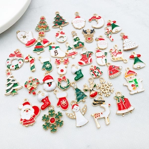 Flache Ansicht bunter Weihnachtsanhänger wie Weihnachtsmann und Rentier für DIY-Schmuck
