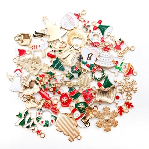 Detailaufnahme von gemischten Weihnachts-Emaille-Anhängern für DIY-Schmuckherstellung