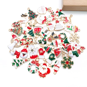 Sortiment an Weihnachtsemaille-Anhängern mit Weihnachtsmann und Rentier für DIY-Schmuck