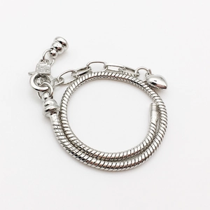 Silbernes Schlangenarmband mit Herzanhänger und Karabinerverschluss für DIY Schmuck
