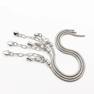 Drei silberne Schlangenketten für DIY-Armbänder mit Karabiner und Herzanhänger