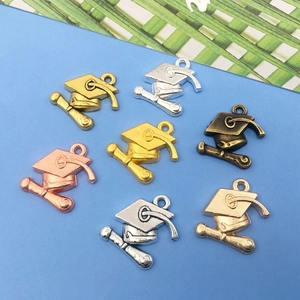 Vue détaillée de breloques en forme de toque de diplômé pour la création de bijoux DIY