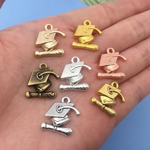 Pendentifs chapeau de diplômé et diplôme en alliage doré, argenté et or rose