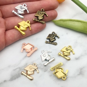 Vue détaillée de breloques chapeau de diplômé et diplôme pour bijoux DIY