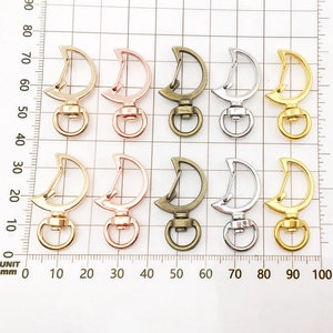 Details van 35mm maanvormige metalen karabijnsluitingen in vijf kleuren op een mat