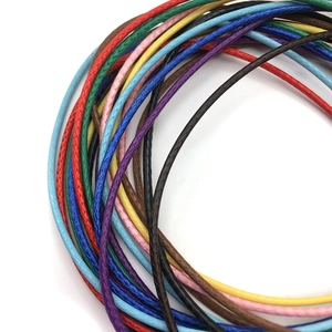 Vista detallada de collares de cordón encerado de 1,5 mm en varias texturas trenzadas de colores
