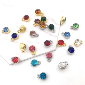 Détails macro de breloques en cristal doré et argenté pour bijoux DIY