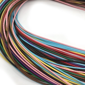Vista macro de cordones de algodón encerado de 1,5mm en varios colores para DIY