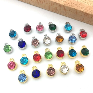 Détail macro de pendentifs pierres de naissance avec placage or et argenté
