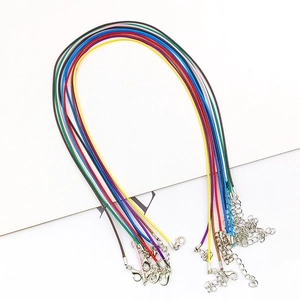 Detalle de collares de cordón encerado de 1,5mm multicolor con cierres de langosta plata