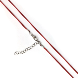 Detalle de collar de cordón encerado rojo con cierre de langosta plateado y cadena ajustable
