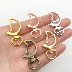 Moschettoni a forma di luna in cinque finiture metalliche per portachiavi e creazioni DIY