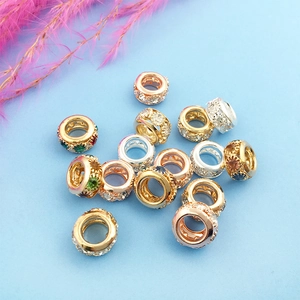 Macro-detail van strass-tussenkralen met groot gat voor DIY-sieraden maken in mixkleur