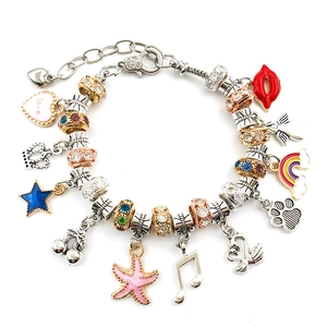 DIY bedelarmband met 11 emaille hangers waaronder roze hart, kroon en kleurrijke kralen
