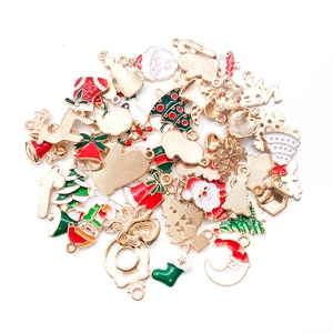 Assortimento di ciondoli natalizi in smalto con Babbo Natale, albero e renna