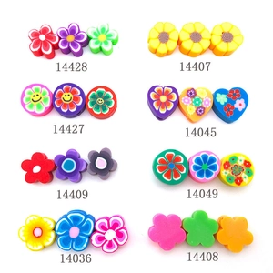 Vue détaillée de perles de fleurs en pâte polymère mélangées pour bijoux DIY