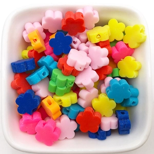 Gros plan de perles fleurs en pâte polymère de 10mm colorées pour bijoux DIY et artisanat