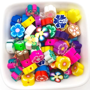 Perles fleurs colorées 10mm en argile polymère pour bijoux DIY dans un bol carré blanc