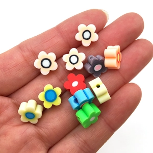 Vue macro de perles fleurs colorées en argile 10mm avec trous pour bijoux DIY