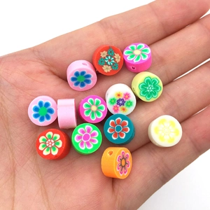 Détail macro de perles fleurs en pâte polymère de 10mm pour création de bijoux DIY