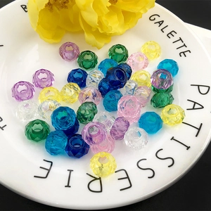 Cuentas facetadas de acrílico multicolor en bandeja cerámica para bisutería artesanal