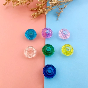 Primer plano de cuentas acrílicas facetadas de colores para la creación de joyas DIY