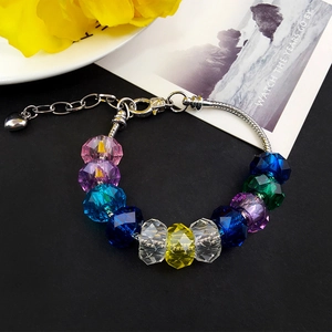 Pulsera de cadena de serpiente plateada con cuentas acrílicas facetadas de colores