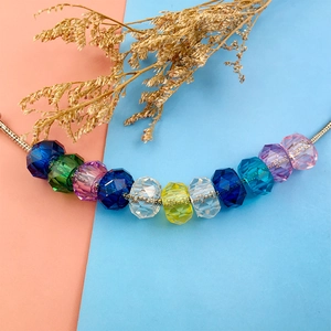 Detalle de cuentas de acrílico facetadas de colores en una pulsera de serpiente