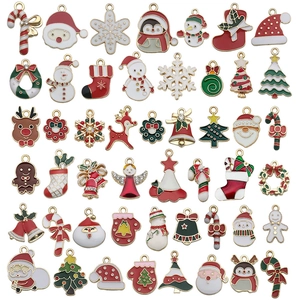 Set mit 42 bunten Weihnachts-Emaille-Anhängern inklusive Rentier und Schneemann