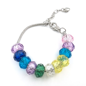 Detalle de pulsera de cuentas de cristal de colores con cadena de serpiente y dije de corazón