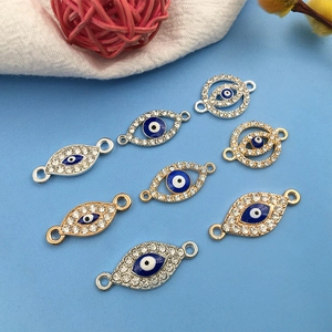 Makroaufnahme von Evil-Eye-Anhängern für Schmuck mit Emaille und Kristall-Inlay