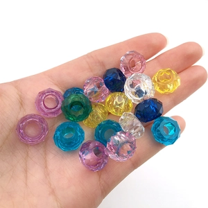 Detalle de cuentas acrílicas facetadas de colores con agujeros grandes para joyería DIY