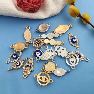 Makro-Detail von Legierungs-Glücksaugen und Steuerrad-Anhängern für DIY-Schmuck